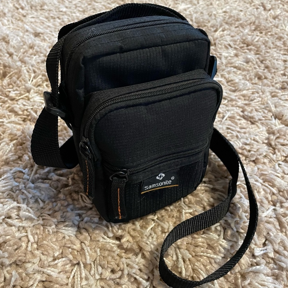 Samsonite Small Camera Bag w Adjustable Shoulder Strap